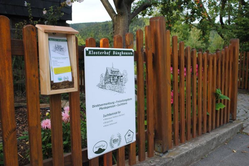 Direkt an der Hömelstraße finden Sie den Eingang zu unserem Hof