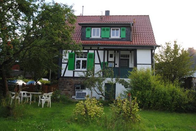 Dieses Fachwerkhaus von 1914 war eigentlich ein Arbeiterhaus mit gerade mal Platz für 2 Ziegen - heute ist es der Klosterhof Bünghausen. Die Stallungen sind etwas entfernt.
